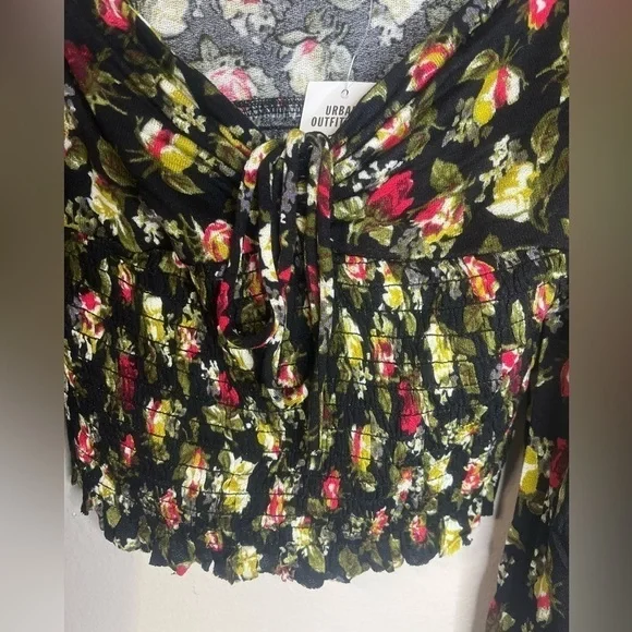 Urban Outfitters Cropped Floral Top Size Small - Picture 2 of 12